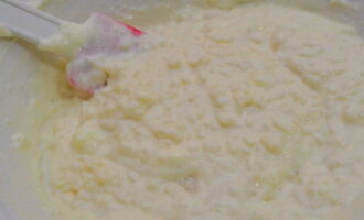 Выключаем плиту и вливаем в кастрюлю с рисом и молоком яичную массу постепенно. Параллельно энергично перемешиваем массу до загустения. По структуре смесь должна стать похожей на крем.