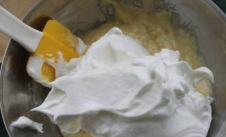 Яичные белки взбиваем с оставшимся сахаром (20 гр.) до устойчивых пиков. Добавляем их в тесто и аккуратно размешиваем.