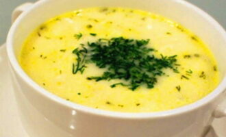 Выключаем плиту. Подсаливаем суп, перемешиваем его. Вымываем укроп, встряхиваем и мелко нарезаем. Добавляем в готовый сырный суп. 