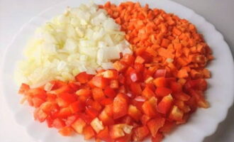 Мелкими кубиками нарезаем морковь, перцы и лук.