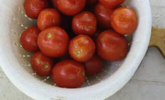 Для закатки выбираем более плотные и зрелые помидоры: нам подойдут спелые, без повреждений плоды небольшого размера. Промываем овощи в струе воды, очищая их от пыли.