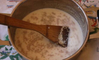 Как испечь шаньгу с картошкой в духовке? Готовим тесто: в глубокой тарелке смешиваем теплое молоко, воду, сахарный песок и дрожжи.