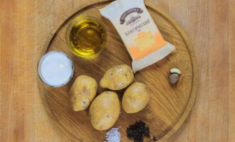 Классический картофельный гратен из картофеля в духовке приготовить очень просто. Подготовьте продукты для гратена. Картофель помойте и очистите от кожуры.