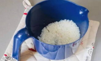 Рис хорошенько промываем в 3-4 водах.