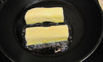 В сковороде разогреваем растительное масло и выкладываем сыр, обжариваем до появления румяной корочки снизу.