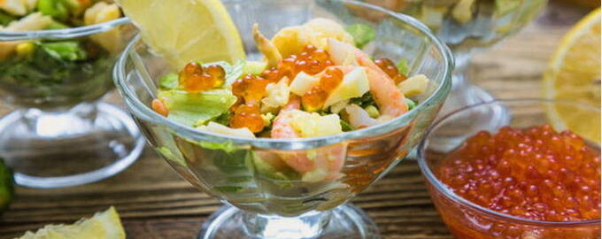 Салат с креветками, кальмарами и красной икрой — 4 пошаговых рецепта