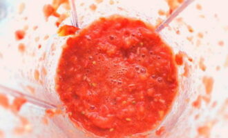 В это время можно приготовить соус. Измельчаем в блендере помидоры, чеснок, соль, сахар, перец и масло.