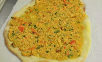 Духовку разогреваем до 230 С и выпекаем лахмаджун в течение 6-7 минут. Готовую турецкую пиццу сбрызгиваем лимонным соком и подаём к столу горячей в качестве закуски. Приятного аппетита!