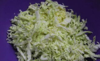 Как приготовить простой и вкусный салат с шампиньонами? Пекинскую капусту мелко шинкуем и кладем в глубокую миску.