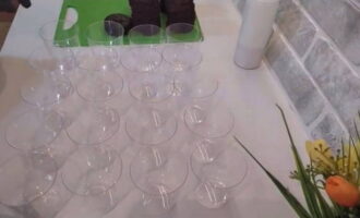 Пластиковые стаканчики для десерта расставляем рядом друг с другом на столе, для максимального удобства и быстроты действий. В случае если пластиковой тары нет, то ее можно заменить стеклянными бокалами либо стаканами.
