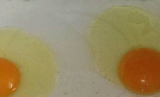 В миску разбейте яйца, влейте воду и добавьте соль. Взбейте ингредиенты венчиком.
