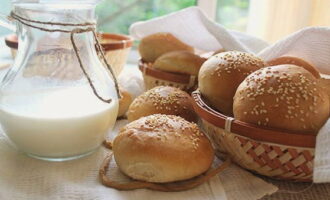 Мягкие и ароматные булочки для бургеров готовы. Используйте по назначению!