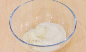 В миску всыпьте просеянную муку, обычный и ванильный сахар.