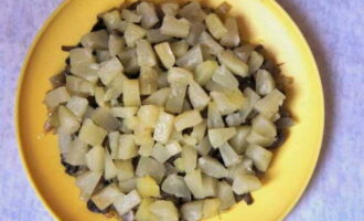 Выкладываем большую часть консервированных ананасов, предварительно нарезанных кубиками.