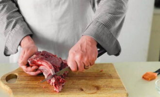 Как приготовить сочный антрекот из говядины на сковороде? Мясо заранее достаньте из холодильника, чтобы оно прогрелось до комнатной температуры. Затем зачистите косточку от пленок и промокните антрекот бумажными полотенцами.