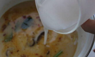 В почти готовое кушанье заливаем кокосовое молоко, сок лайма и подсаливаем, сахарим по своему вкусу. 