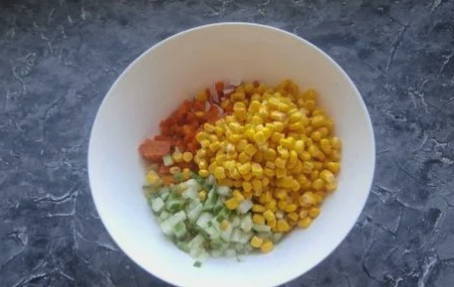 Салат с курицей и кукурузой – 10 пошаговых рецептов