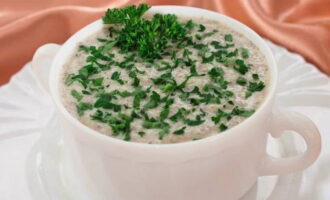Разливаем грибной крем-суп по тарелкам и подаем его к столу, украсив зеленью.