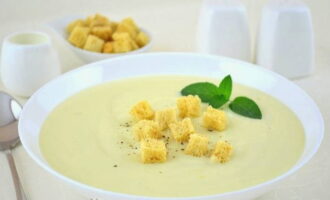Нежный суп готов. Подавайте его к столу с сухариками или зеленью!