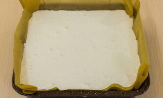 Полученную массу выложите на готовый бисквитный корж и поставьте форму в холодильник на 3-4 часа.