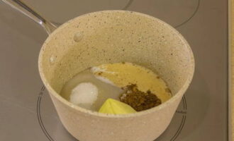 Для приготовления глазури в кастрюле смешайте какао, молоко, сахар и масло.