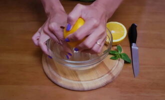 Мармелад в домашних условиях приготовить очень просто. Из апельсина отжимают сок. Должно получиться около 200 мл. 