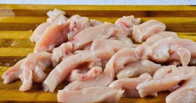 Гуляш из курицы – 8 рецептов с подливкой на сковороде