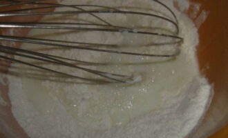 Далее влейте молоко и замесите однородное тесто без комочков. 