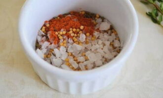 В небольшой миске соединяем морскую соль, зерна горчицы, тмин и паприку. Размешиваем.