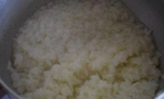 Рис отвариваем до полуготовности в подсоленной воде. После варки откидываем крупу на сито и промываем холодной водой.
