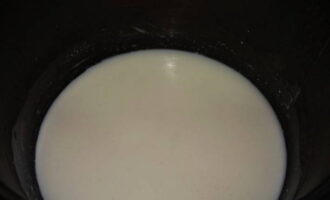 Всыпьте манную крупу и влейте в чашу молоко.