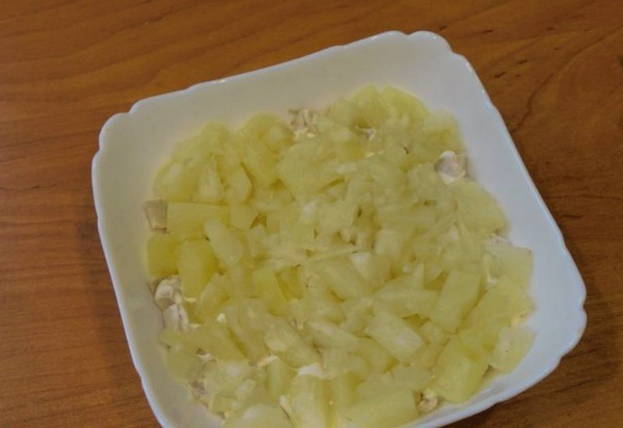 Комплимент рецепт салата из креветок и ананасов с пошаговым фото и рецепт салата из ананасов с курицей, сыром и грецкими орехами