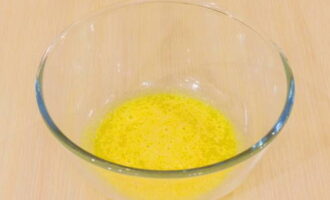 Яичные желтки старательно растираем с сахаром.