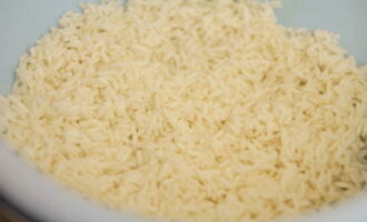 По истечении времени перекидываем рис на мелкое сито либо дуршлаг.
