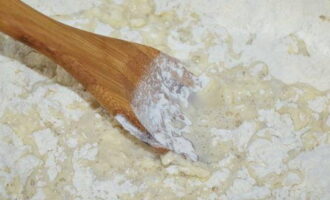 Готовку начинаем с теста. Молоко подогреваем до 32-35 градусов и засыпаем в него соль, сахарный песок, дрожжи и постепенно вводим просеянную пшеничную муку.