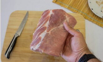 Свиной карбонад для запекания целым куском промойте холодной водой и насухо вытрите салфеткой.