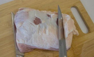 Затем острым ножом удалите с его поверхности лишний жир, оставив только тонкую прослойку, чтобы мясо хорошо пропиталось ароматом специй.