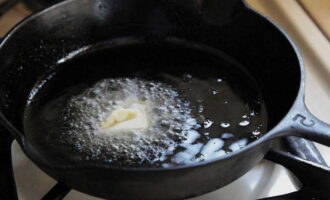 Грибной соус легко готовится в домашних условиях. Масло разогревают в глубокой сковороде. 