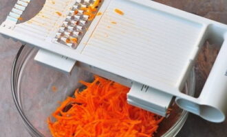 Как сделать маринованную капусту с уксусом быстрого приготовления? Натираем очищенную морковь на крупной терке.