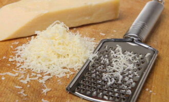 Добавляют тертый сыр, быстро перемешивают, чтобы до расплавления он успел равномерно распределиться в соусе, затем вливают ложку лимонного сока и снимают сковороду с плиты. Соус готов. 