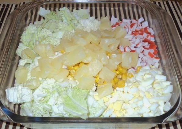 Салат с крабовыми палочками и ананасом – 5 пошаговых рецептов
