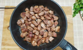 Свинину нарежьте небольшими кубиками. Затем мясо обжарьте в разогретом растительном масле и до румяной корочки. Обжаренное мясо по своему вкусу посыпьте солью и черным перцем, перемешайте и переложите в кастрюлю (казан) для тушения.