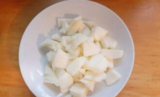 Яблоки очищаем от кожицы, вырезаем плодоножку и семенную часть, нарезаем кубиками.