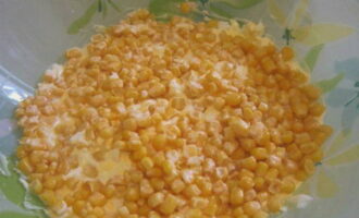 Третьим слоем идет консервированная кукуруза (жидкость слить предварительно).