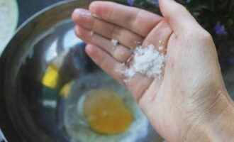 В миске взбейте яйцо с солью и оставшимся сахаром.