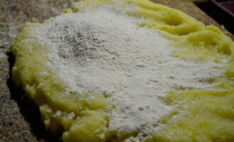 Постепенно начинаем вводить пшеничную муку, до консистенции, напоминающей мягкое тесто (в зависимости от разваренности картошки, может потребоваться большее либо меньшее количество). 