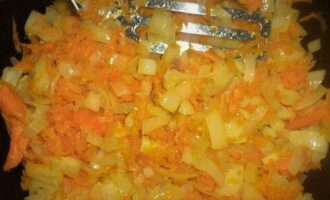 Параллельно очищаем лук и морковку, измельчаем и обжариваем на двух столовых ложках сливочного масла до легкой румяности.