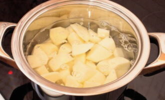 Кладем картошку в кастрюлю, заливаем водой и отвариваем до готовности.