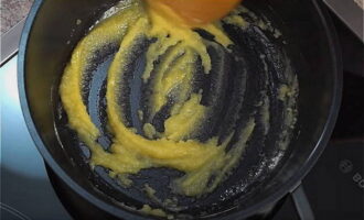 Далее растопите в кастрюле сливочное масло, добавьте муку, перемешайте и обжарьте ее до золотистого цвета. 