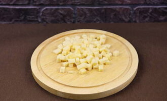 Твердый сыр нарезаем квадратиками такого же размера, как и мясо.